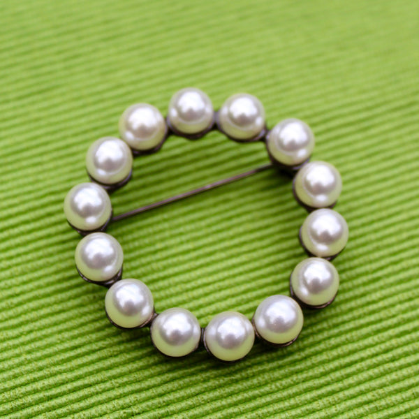 Dark Silver Pearl Wreath Brooch