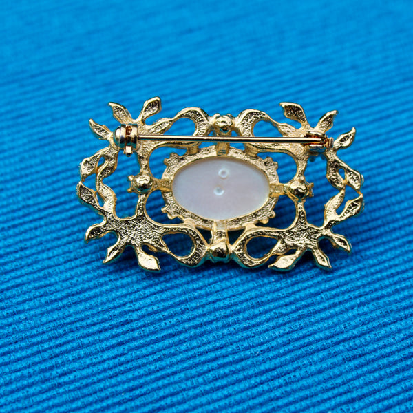 Pearl in Ribbons Brooch