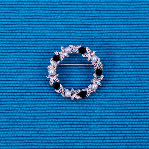 Black and Pearl Wreath Brooch