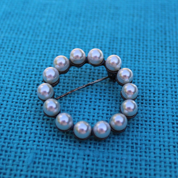 Dark Silver Pearl Wreath Brooch