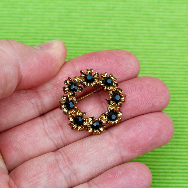 Black Antique Gold Wreath Brooch