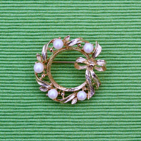 Ribbon and Pearl Wreath Brooch