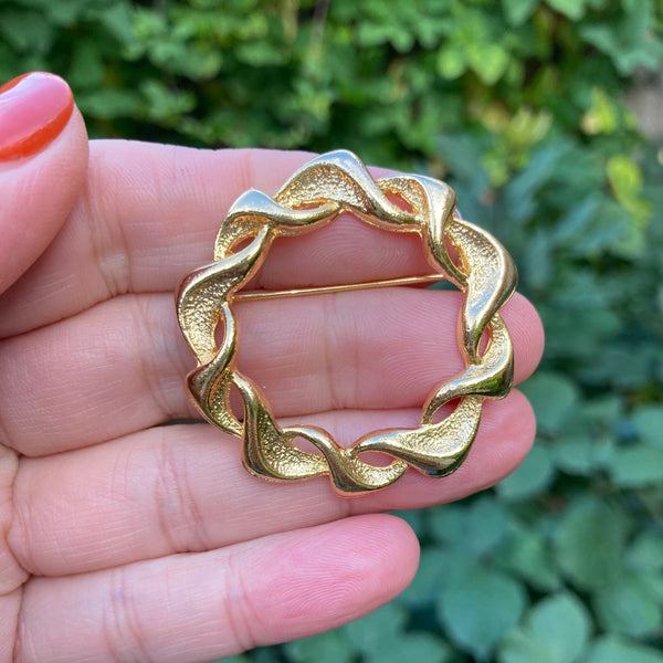 Classic Gold Wreath Brooch